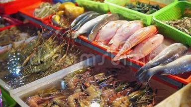亚洲夜市海鲜，<strong>街</strong>头<strong>美食</strong>.. 柜台上的鱼、虾、龙虾、螃蟹，供旅客和